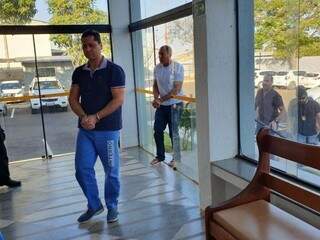 Policiais Moacir (de camisa azul) e Alaércio (camiseta branca)  foram à audiência de custódia em primeiro de agosto. (Foto: Clayton Neves)