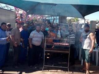 Vaquinha entre manifestantes garantiu churrasco e almoço dos integrantes do protesto na BR-163. (Foto: Direto das Ruas)