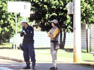 Agente de trânsito e guarda municipal durante utilização do radar móvel (Foto: Marcos Ermínio)