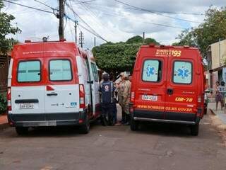Samu e Corpo de Bombeiros na Rua Mógno, no bairro Coophatrabalho (Foto: Henrique Kawaminiami)