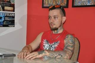 Oton é tatuador profissional há 7 anos. (Foto: Marcelo Calazans)