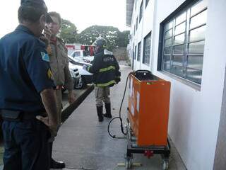 Bombeiros e Polícia estiveram no local. Carregador de bateria ficou parcialmente queimado. (Foto: Viviane Nunes)
