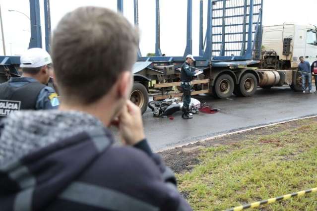 Jovem de 20 anos morre ao tentar ultrapassar carreta pela direita