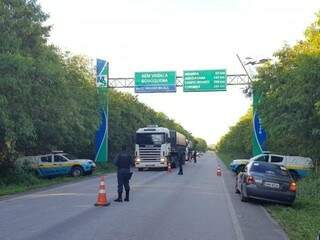 Policiais militares rodoviários durante barreira na entrada de Bodoquena (Foto: Divulgação)