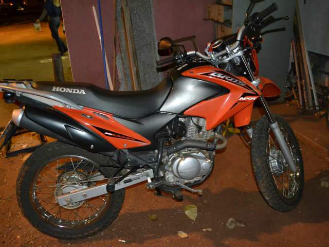  Jovem cai de moto em frente a delegacia e ainda pede para aparecer no jornal
