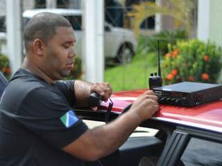 Peixe mostrando o rádio que opera no veículo (Foto: Marlon Ganassin)