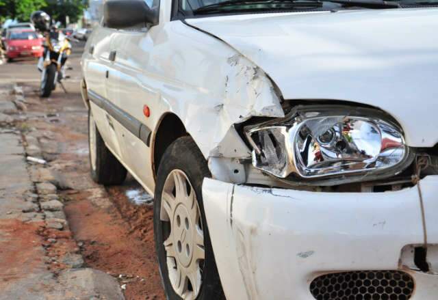  Falta de vis&atilde;o em cruzamento na regi&atilde;o central deixa jovem ferida em acidente