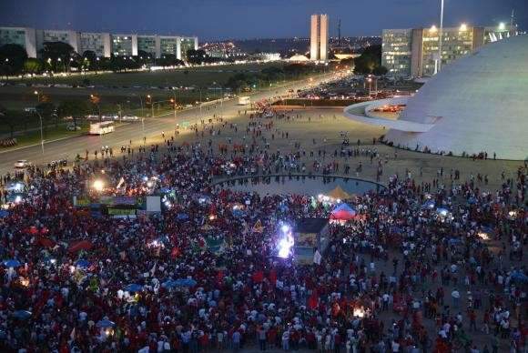Com ex-ministro e deputados, ato em Bras&iacute;lia se concentra na Esplanada