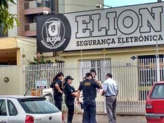 Policiais do Gaeco em operação nesta quarta-feira em Dourados (Foto: Adilson Domingos)