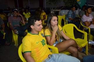 No Dia dos Namorados o &quot;jeito&quot; foi comemorar assistindo ao jogo da seleção. (Foto: Simão Nogueira)