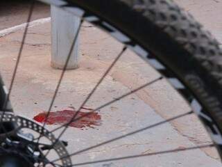 Ciclista bateu a cabeça no chão e foi socorrido pelo Corpo de Bombeiros. (Foto: Henrique Kawaminami)