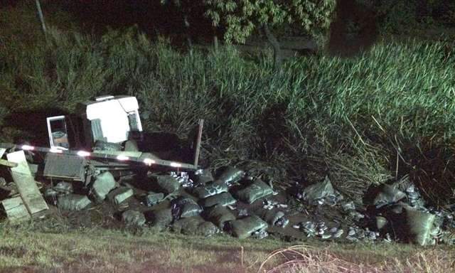 Carreta tomba durante fuga e Receita apreende R$ 400 mil em produtos