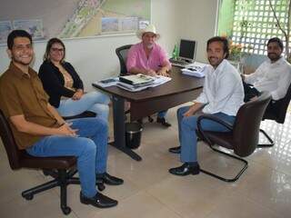 Reunião na Prefeitura de Terenos discutiu destinação para sede de laticínio. (Foto: Divulgação/Assessoria)