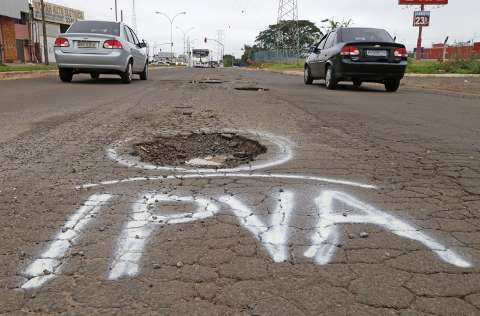 Em mais um protesto, placa e tinta destacam buracos em rua do bairro Tiradentes