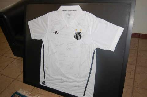  Escolinha Meninos da Vila sorteia camiseta autografada pelos jogadores do Santos