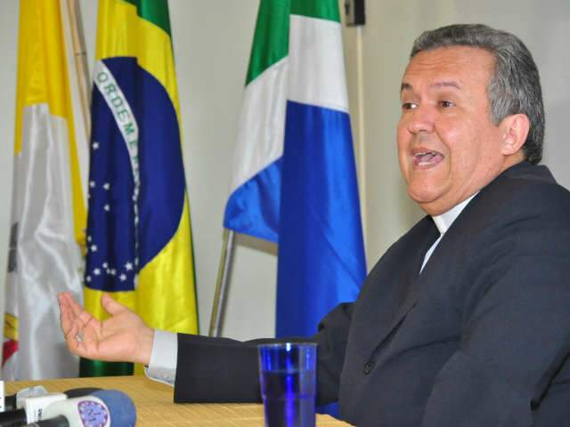  Novo bispo afirma que se empenhar&aacute; tamb&eacute;m na resolu&ccedil;&atilde;o de quest&otilde;es sociais