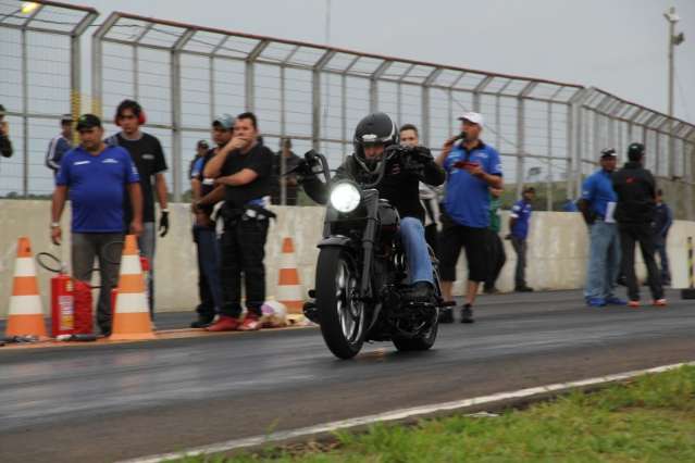 M&aacute;quinas potentes e alta velocidade empolgam p&uacute;blico no aut&oacute;dromo