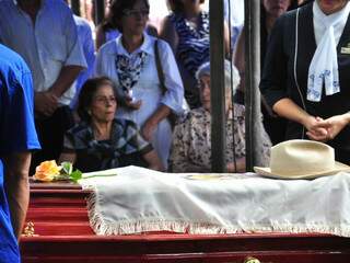 Chapéu, símbolo da vida de Lúdio, esteve presente no momento de despedida do ex-prefeito de Campo Grande. (Foto: João Garrigó)