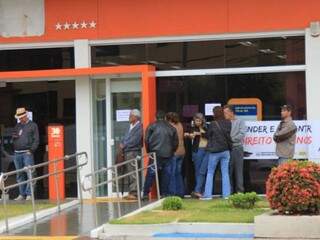 Campanha atrasou a abertura e clientes desavisados formaram filas. (Foto: Marina Pacheco)