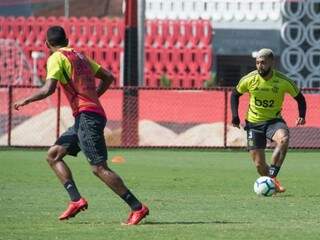 Gabigol domina a bola em treino do Flamengo (Foto: Alexandre Vidal/Flamengo)