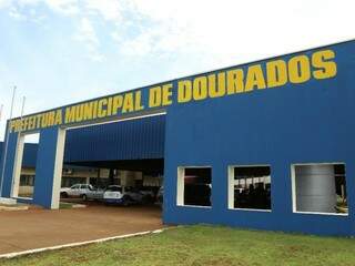 Pouco mais de 800 servidores da administração douradense não receberão na segunda-feira. (Foto: PMD/Divulgação)