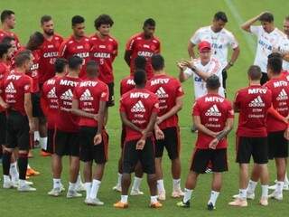 Técnico Dorival Junior conversa com jogadores do Flamengo em treino (Foto: Flamengo/Divulgação)