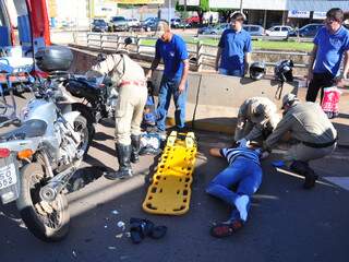 Bombeiros socorrem a vítima do acidente entre duas motos. (Foto: João Garrigó)