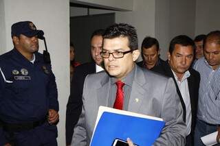 Olarte chega para coletiva de imprensa onde apresenta relatório. (Foto:Cleber Gellio)