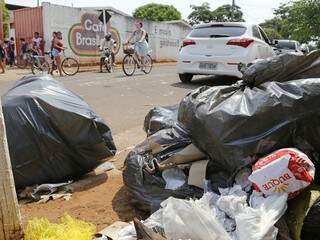 Escolas continuam cercadas de lixo mesmo com a volta da coleta (Foto - Gerson Walber)