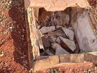 Foto enviada pelo direto das ruas mostra crânio exposto após túmulo desmoronar (Foto: Direto das Ruas)