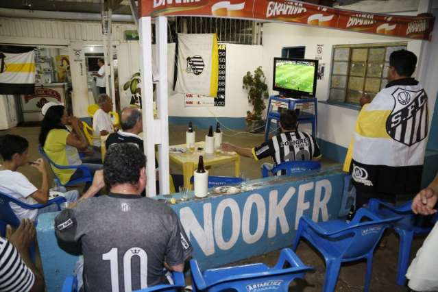 Torcida do Palmeiras lota quadra de escola  de samba para ver o jogo e comemorar