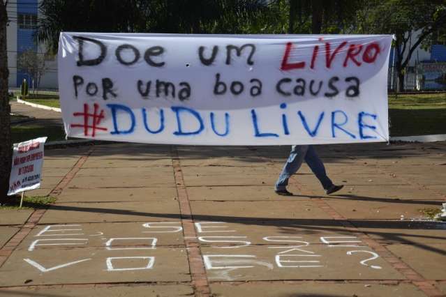 Protesto t&iacute;mido re&uacute;ne s&oacute; 70 na Pra&ccedil;a do R&aacute;dio; maioria apela por Dudu 