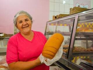 Cida mostra o pão caseiro, receita de mãe que fez ela começar com a produção há 30 anos. (Foto: Thailla Torres)