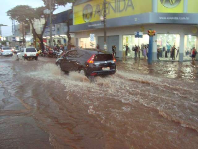  Chuva alaga dez bairros, invade casas e estabelecimentos comerciais de Dourados