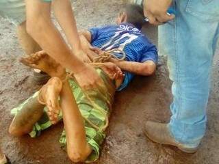 Rapaz foi colocado de bruços em avenida para ser amarrado (Foto: Direto das Ruas)