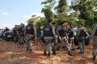 Policiais militares que participam das buscas a dois assaltantes em uma mata entre Caarapó e Juti (Foto: Adilson Domingos)