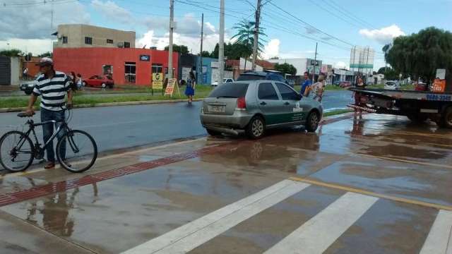 Motociclista fica ferida ap&oacute;s bater em traseira de ve&iacute;culo no M&aacute;rio Covas