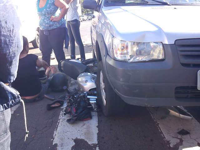  Motociclista fura sinal e provoca acidente com carro na Afonso Pena