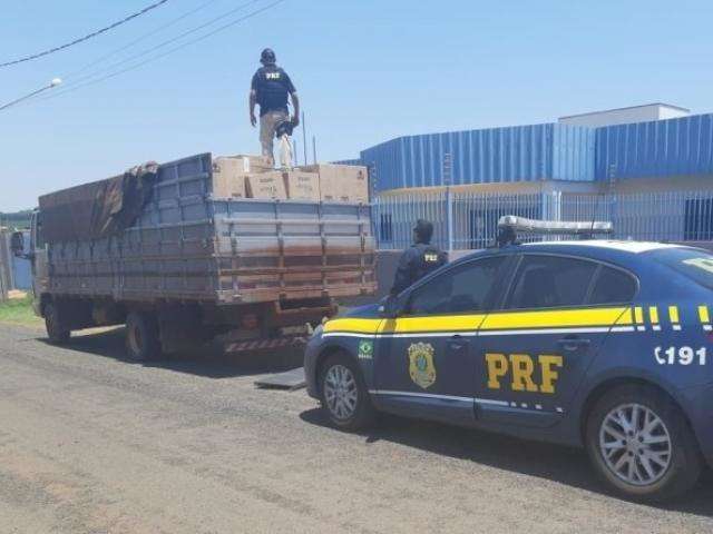 PRF apreende caminh&atilde;o com 175 mil ma&ccedil;os de cigarros do Paraguai 