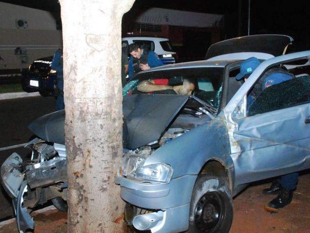 Na tentativa de fugir da pol&iacute;cia, adolescentes batem carro em &aacute;rvore