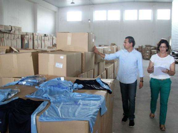 Remessa de uniforme chega e come&ccedil;a a ser distribu&iacute;da na segunda-feira