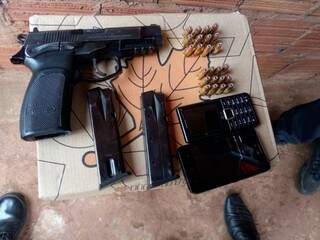 Arma, celulares e munição foram apreendidos pela polícia nesta sexta-feira. (Foto: Ronald Diaz)