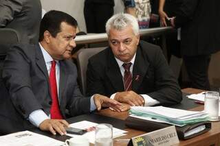 Os deputados Amarildo Cruz e Cabo Almi, durante sessão na Assembleia (Foto: Assessoria/ALMS)