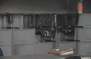 Incêndio destruiu documentos, móveis e are-condicionado (Foto: César Rodrigues/Chapadense News)