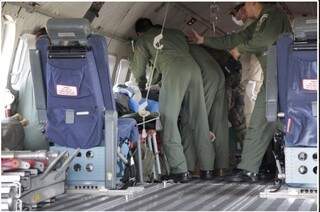 Militares do Esquadrão Pelicano atendem vítima de acidente aéreo (Foto: PC Souza/Edição de Notícias)