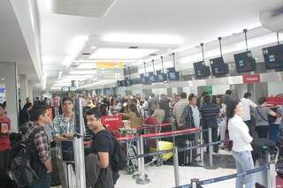 Na tarde desta sexta-feira o aeroporto de Campo Grande estava lotado. (Foto: Marcos Ermínio)