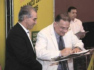 Governador Reinaldo Azambuja e secretário de Saúde, Nelson Tavares, assinam contrato com metas para 2016 (Foto: Alan Nantes)