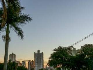 Dia amanhecendo com céu claro na Rua da Paz, no Jardim do Estados, em Campo Grande (Foto: Henrique Kawaminami) 