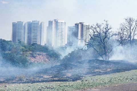 Incêndio atinge vegetação do Parque Sóter e fumaça é vista de longe