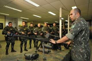 Os agentes também receberam treinamento teórico (Foto: Alcides Neto)